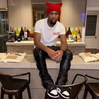 🚨 IG:FantaCeeJ🕺🏽 Scorpio ♏️ 🦂 🥵 Stuck in a 90s R&B kinda world 🎵 🎧 😌 If Ambivert was a person 🚶🏽♂️ 😬🤼♂️🦦