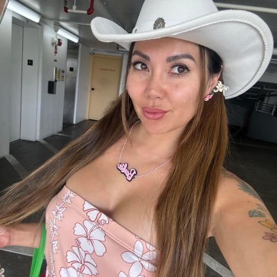 I’m a nice friendly lady who likes meeting new people everyday.