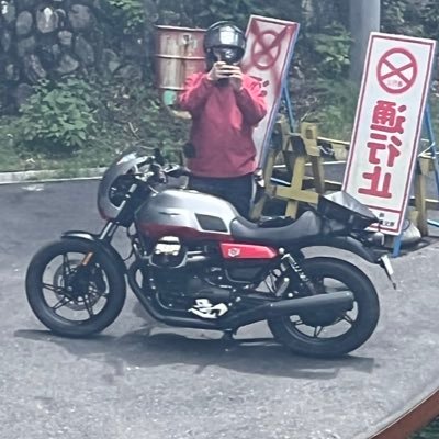 moto_bozzi's profile picture. 排ガスクリエイター。下戸スモーカー #ソロツー #夜ツー #vespa #triumph #空冷 #EFI #bonnevillet100 #v40クロスカントリーt5 #V7stonecorsa #motoguzzi