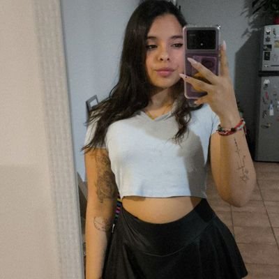 Soy nueva en Twitter lo único que puedo decir es que me encanta el sexo hacer tríos y experimentar cosa nuevas