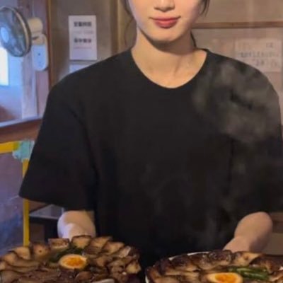 ラーメン屋の娘に産まれて朝・昼・晩ばんバン ラーメンを食べて育ちました🍥🍜🥢 全国のラーメンを食べ歩きしてるけどやっぱりうちの ラーメンが世界一旨いと自負してます👩🍳改装資金を貯めるためにオイルリンパケアもしてます💆もやしを炒めてもう8年💪じぃちゃんの味を継いで奮闘中🍜ご予約はこちらから↓
