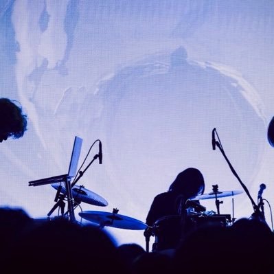 JIK PeopleJam(ableton live)、Miki Otake(Drums)、Wada Daiju(Guitar & Ondomo)によるバンド。 2022年7月結成。正式名称は