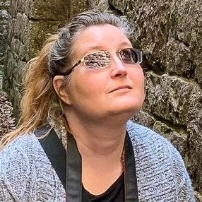 Owner of Di's Studio Designs. Artist, designer, writer, photographer. Handcrafted nature & fairy inspired faux floral home decor and wood burned Celtic art