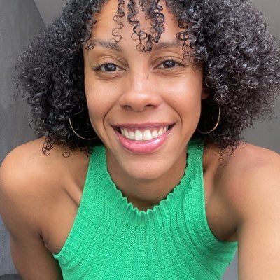 Basta a cada dia o seu mal. Preta, Professora e Mestranda em Educação. Monstrinha de livros, segundo ele.