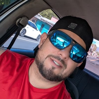 38 años tatuado mal hablado, fan de las motos bicicleta y video juegos. mis tweets no son míos account since 2009