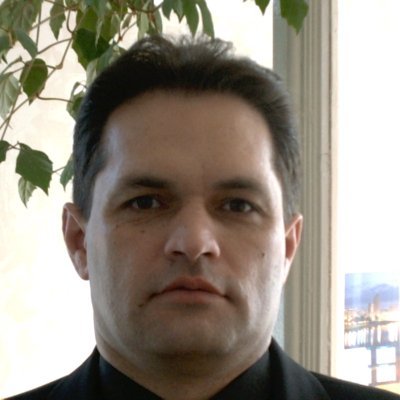Незримый голос мне сказал:
«Ты осужден печать изгнанья
Носить до гроба на челе,
Ты осужден ценой страданья
Купить в стране очарованья
Рай, недоступный на земле.