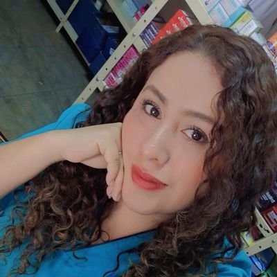 elvii_a's profile picture. Frío y breve como un verso escrito en lengua animal