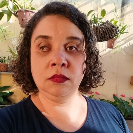 Doutora em história na linha trabalho e movimentos sociais. especialização em AEE, Terapeuta Holística