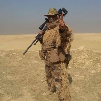 Deir-Zour münhasır mıntıka muhtarı, ekonomi hakkında cuzzi eğitimi olan cahil kişilik, Kandil yaşam koçu.