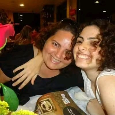 Mulher, mãe da Letícia, tutora da Ariel, servidora pública por convicção, assistente social, anticapitalista, aspirante a sindicalista, feminista,