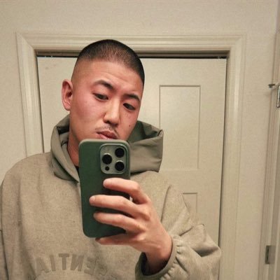 jchangggggg's profile picture. a flower grew from the mud 🌻