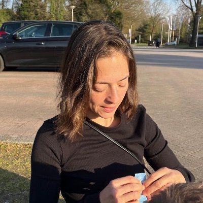 Werkt bij @atlascontact, schrijft bij @uitgeverijcossee.
