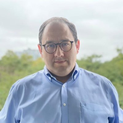 Experto en descentralizacion, gestion publica y desarrollo.
