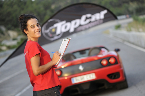 Empresa dedicada a la organización de eventos relacionados con el motor. Conduce un Ferrari en circuito o carretera.