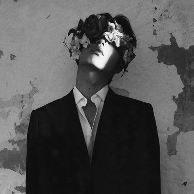 Kenjiii92i's profile picture. 𝗧𝗼𝘂𝘁 𝗲𝘀𝘁 𝗲́𝗰𝗿𝗶𝘁 𝗹𝗮̀-𝗵𝗮𝘂𝘁, 𝘀𝗶 𝗰̧𝗮 𝘁𝗼𝗺𝗯𝗲 𝗺𝗮𝗹 𝗰'𝗲𝘀𝘁 𝗾𝘂'𝗰̧𝗮 𝘁𝗼𝗺𝗯𝗲 𝗯𝗶𝗲𝗻.🏴‍☠️