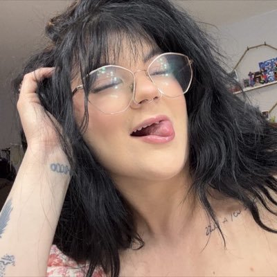 i’m a motha, talk to me nicely • ♎︎ ♈︎ ♋︎ • mac miller • book enthusiast • calm video games are my thing • @crashoutwitchy $DM🌶️