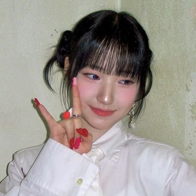 fluorice's profile picture. i don't trust it, but i want to