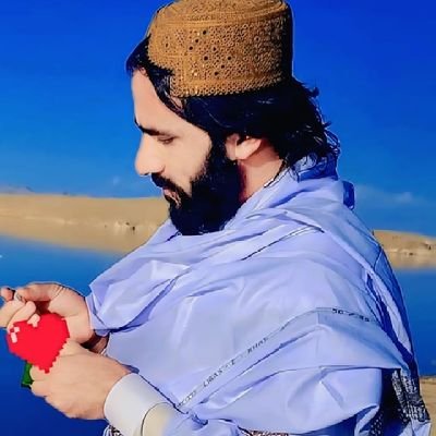 پياوړې انسانان هيڅکله هم دچا په اوږو سر نه ايږدي
او نه ژاړي دژوند هر ستونزه سره ښه په نره مبارزه کوي