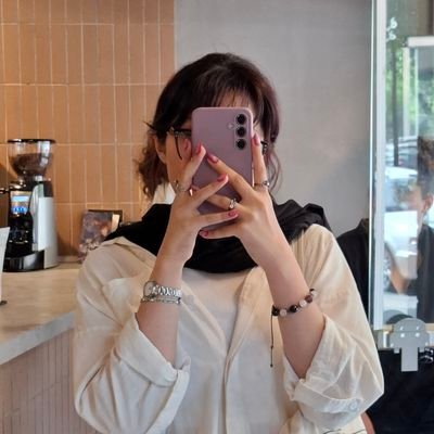 itzsunva's profile picture. she,her/ leeknow's persian cat/
sun in the building