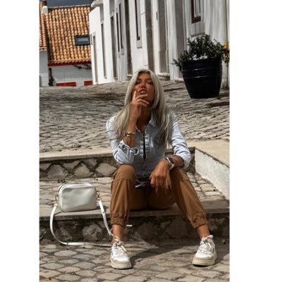 claudiajo8's profile picture. Massoterapista, pt. No twitter  dipendente. ♌️asc ♐️ Milano nel💙🖤con un pizzico di Monza ♥️..ho 4 gatti ( bellissimi) 😍