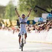 juste un passionné d'un sport simple rendu compliqué par des personnes qui n'y connaissent rien et du plus individuel des sports collectif .