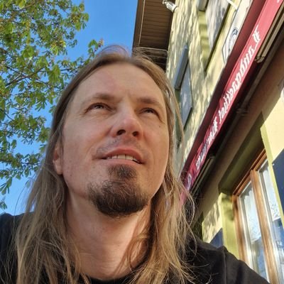 Ein Sammelsurium unnützen Wissens.
Redet und handelt stehts schneller als er denken kann.
Mag Metal, gute Filme,Metal, Soundtracks, Bücher und äh Metal.