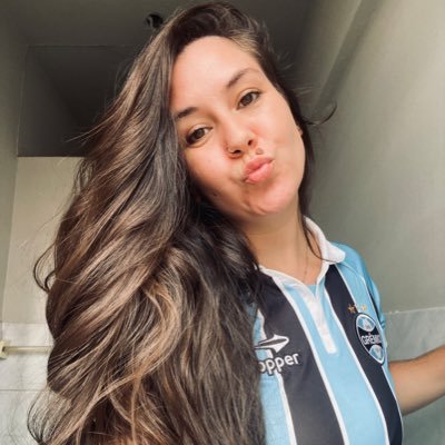 Eu não quero alguém para acalmar minha tempestade, eu quero alguém para dançar na chuva.
♐️ • 🇪🇪 • 💍 • 👨👩👦