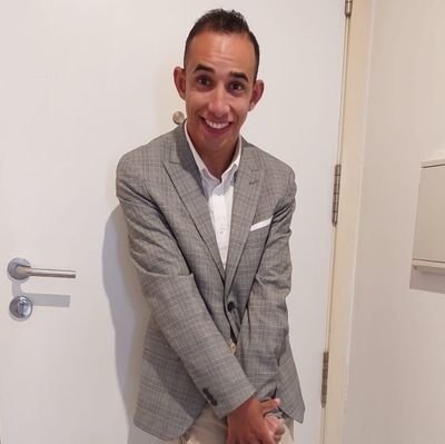 Hola me llamo Francisco Manuel Lara Infante. Soy un malagueño con 27 años. Tengo parálisis cerebral. Seguidor al deporte malagueño. Abonado al Unicaja CB.