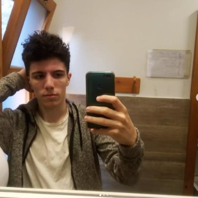 Comunicación (Uba) Hincha de Central, forofo del fútbol y de las ciencias sociales. Sé íntegro y veloz