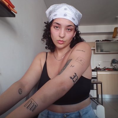 pelotuda para q mierda usas cuarzo rosa si sos una forra asquerosa