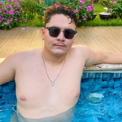 a essência da juventude: não ter medo de se vestir de branco.