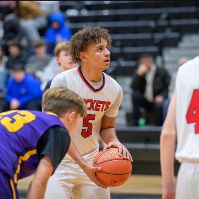 2027 | South Milwaukee Highschool | 6’1 , 185lbs | 2 sport varsity athlete | 🏀 G/F | 🏈 WR/RB/LB | AAU - ABC Lions