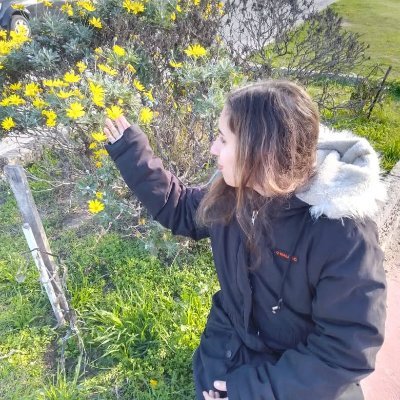 Lectora compulsiva.
Escritora mediocre.
Feminista.
Odiando a veces la vida y otras veces aprendiendo a aceptarla
La música es todo lo que tengo 😌