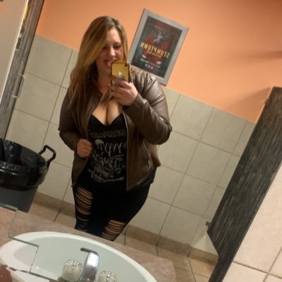 _AlienAndrea's profile picture. #LetsGoOilers 🧡💙