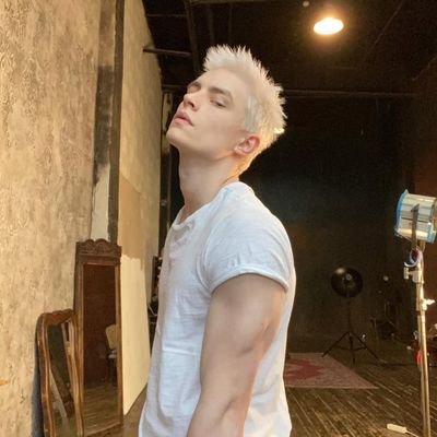 ─────── ⚡ 𝐆𝐑𝐘𝐅𝐅𝐈𝐍𝐃𝐎𝐑 ≥ because this melody i found makes me think of you somehow