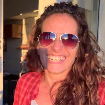 Alma curiosa, fan de la naturaleza, bailarina, cantora. Siempre estoy escuchando música. Socia en @fabricadeorejas en instagram