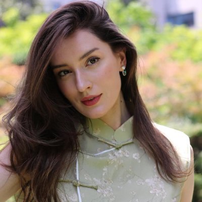 TetsuTsutyy's profile picture. Jade carved frame drinks the light,✨
Scented soul bathed in dawn 
I am the stone sculpted by time,And the first bloom of daybreak, tearing night’s veil🌱