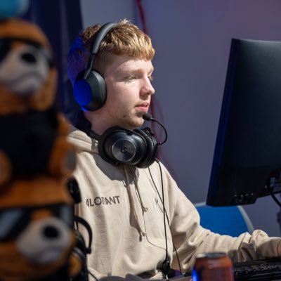 ES1xo's profile picture. 24 🏳️‍🌈🇳🇴 | Studying Sports Science at UiA📖🎮 | I make music sometimes and never finish it ⚡️| Also stream on twitch⬇️👾