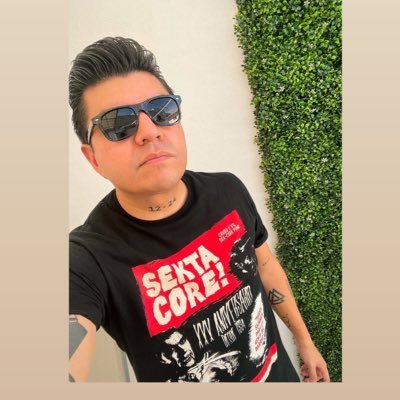 No tomes la vida demasiado enserio, de cualquier forma no saldrás vivo de este lugar...