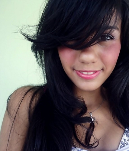 - Deeus , 14 anos chata ,ciumenta ,  são paulina , estudante decidida , chocolate , shopping  , amo a familia & o namorado s2 .