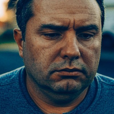 Miłośnik poezji Jima Carrolla i powieści J.D. Salingera. Nacjonalista. Zatracony w wadze ciężkiej boksu.