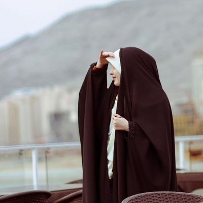 بانوی هستم اهل خراسان یک فرد کاملا متفاوت با ایده و افکار مثبت. عاشق خلق کردن اثرم
