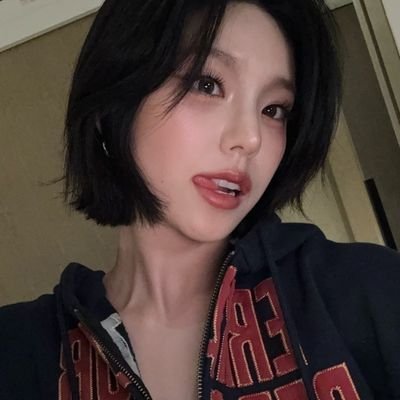 revelirios's profile picture. alexa toca o hino do comunismo    ok! tocando happiness do red velvet