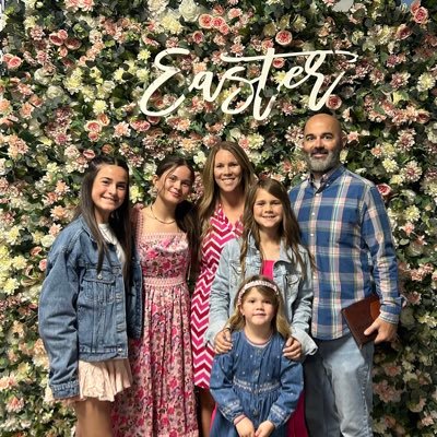 ✝️ 🏈 💪🏼 ❤️ Husband to Samantha ❤️💪🏼 🏈 ✝️ Father to 4 Girls: Rylynn, Skylar, Reese and Saban. Webb City High School Head Football Coach @wcfootballcards