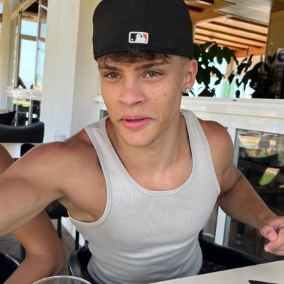 Explorer 🌍/Nature Enthusiast 🌿/onlyfans.com/oscarbigboy/#
Let's chat, laugh, and make life sweeter together! 🤝😂