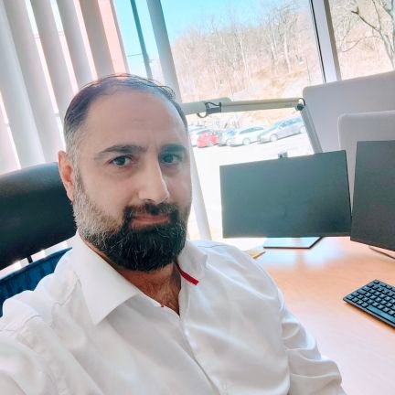 أروادي الأصل. شامي المولد و الهوى.
مهندس كهرباء. مدير مشاريع و مسشار كهرباء في شركة فولفو للشاحنات- غوتينبيرغ السويد