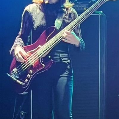 札幌
bass 
お店で弾いたりサポートやったり。