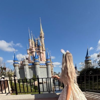 Queen_Elsa69's profile picture. GM Simps & Virgins!