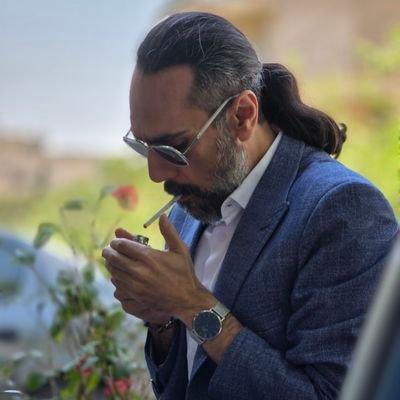 گاهی وسوسه میشم زندگی کنم اما یه سیگار که میکشم پشیمون میشم