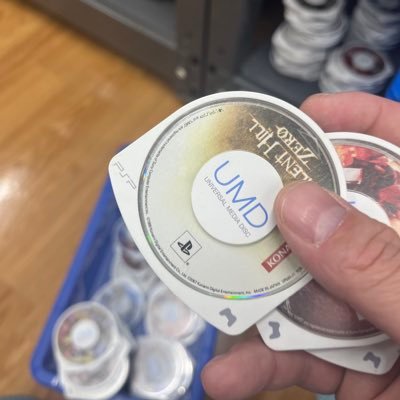 banana_YAK1's profile picture. GC•PS2が世代でビューティフルジョーが好きなアラサーです。 ここ8年くらい弱小レトロゲームハンターしてます。アイコンはハードオフのジャンクコーナーで見つけた野生のサイレントヒル0でございます。